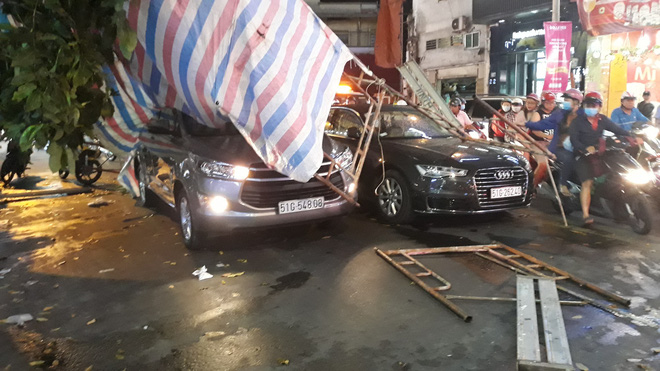 Giàn giáo đổ sập, đè bẹp 2 ô tô, nhiều người thoát chết trong gang tấc